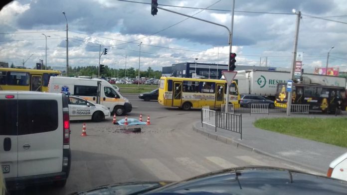 На виїзді зі Львова збили на смерть жінку, а неподалік раптово помер чоловік На виїзді зі Львова збили на смерть жінку, а неподалік раптово помер чоловік