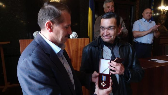Учасника АТО з Дрогобича нагородили орден «За заслуги» Учасника АТО з Дрогобича нагородили орден «За заслуги»