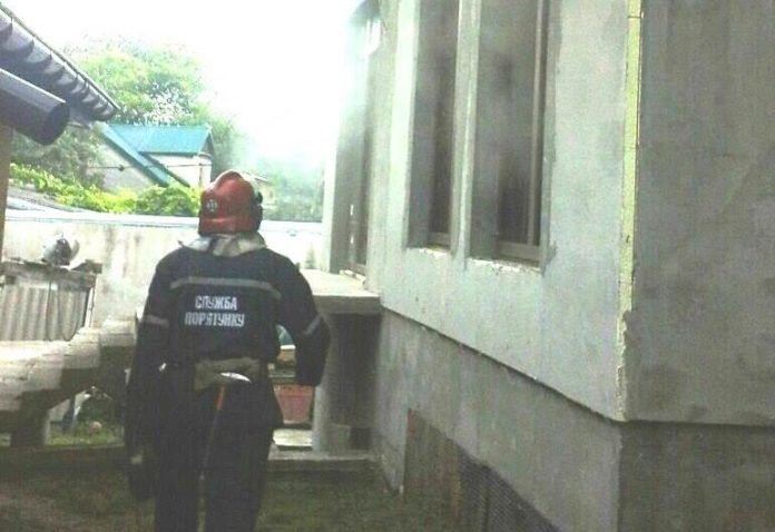 Під час пожежі у Червонограді травмувались 3 особи: жінка отруїлася, двоє чоловіків отримали опіки Під час пожежі у Червонограді травмувались 3 особи: жінка отруїлася, двоє чоловіків отримали опіки