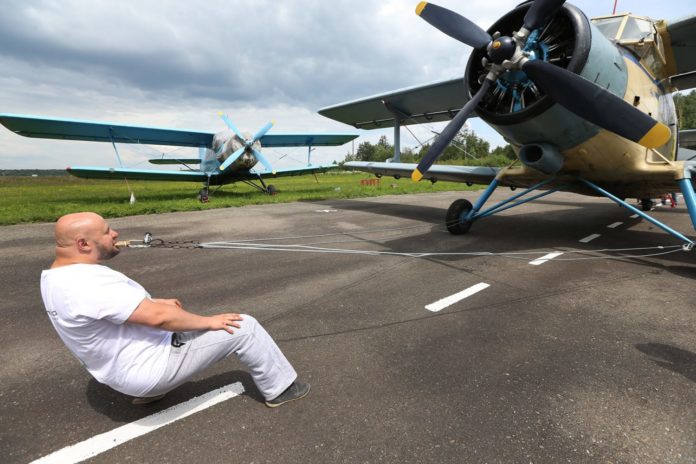Новий рекорд «Тягнизуба»: Олег Скавиш протягнув зубами літак (фото) Новий рекорд «Тягнизуба»: Олег Скавиш протягнув зубами літак (фото)