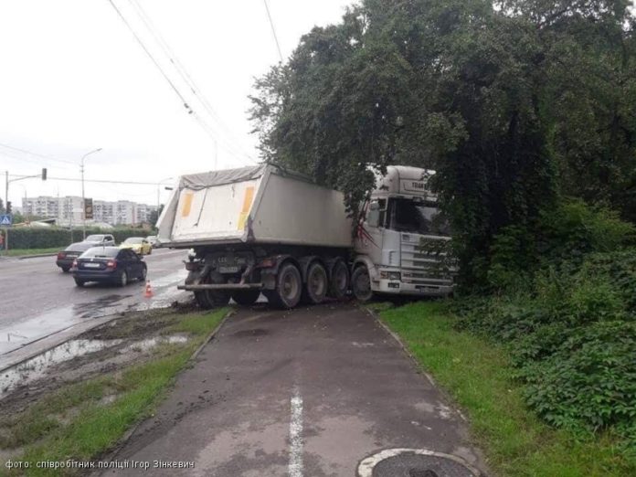 Вантажівка у Львові потрапила у ДТП