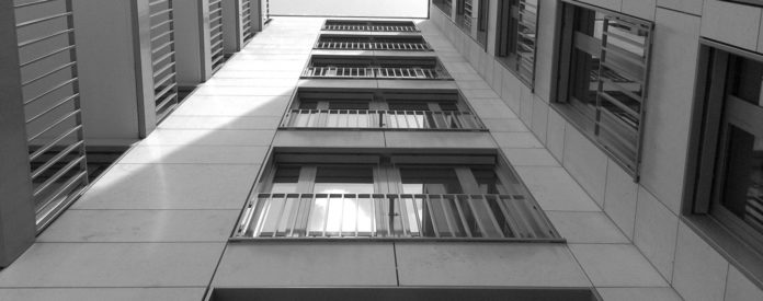 У Львові внаслідок падіння з вікна сьомого поверху загинув чоловік У Львові внаслідок падіння з вікна сьомого поверху загинув чоловік