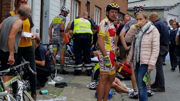 У Бельгії 20 велогонщиків постраждали при зіткненні з авто під час змагань