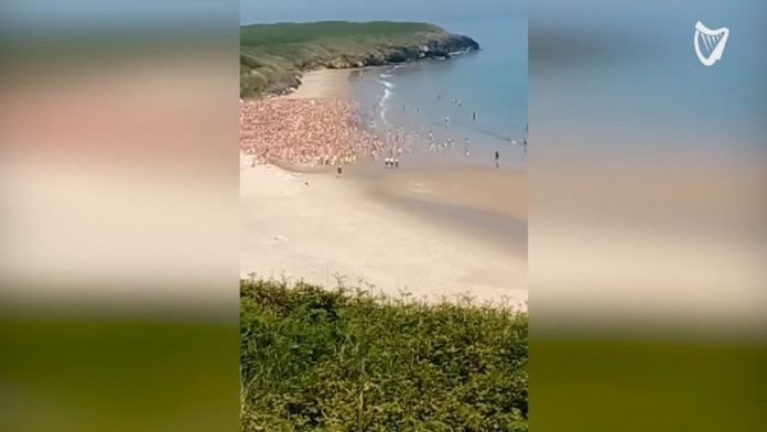 2,5 тисячі оголених жінок скупалися у морі заради онкохворих дітей (відео) 2,5 тисячі оголених жінок скупалися у морі заради онкохворих дітей (відео)
