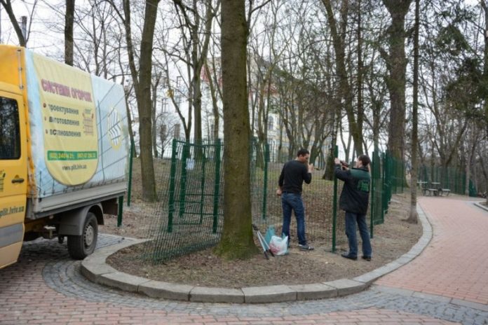 У Львові планують облаштувати нові місця для вигулу собак і зобов’язати прибирати за ними У Львові планують облаштувати нові місця для вигулу собак і зобов’язати прибирати за ними