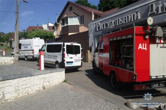 У Києві з гранатомета вистрілили у бюро ритуальних послуг У Києві з гранатомета вистрілили у бюро ритуальних послуг