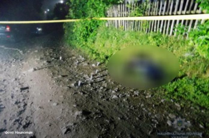 На Закарпатті жінка зарубала чоловіка через ревнощі просто на вулиці На Закарпатті жінка зарубала чоловіка через ревнощі просто на вулиці
