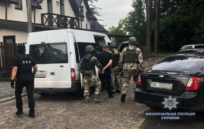 У Львові затримали злочинне угрупування за вимагання грошей з підприємця (фото) У Львові затримали злочинне угрупування за вимагання грошей з підприємця (фото)