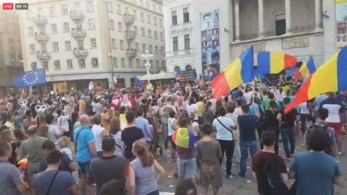 У Румунії кілька тисяч людей протестували проти пом’якшення антикорупційних законів У Румунії кілька тисяч людей протестували проти пом’якшення антикорупційних законів