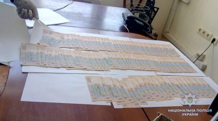 На Сумщині посадовців фіскальної служби затримали на хабарі у 60 тисяч гривень На Сумщині посадовців фіскальної служби затримали на хабарі у 60 тисяч гривень