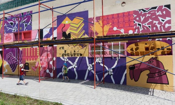 На Сихові стіни спального району перетворили на мистецькі об`єкти (фото) На Сихові стіни спального району перетворили на мистецькі об`єкти (фото)