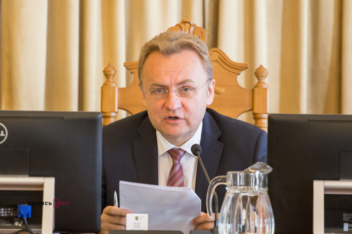 Садовий змусив керівників районів рахувати автівки мешканців Садовий змусив керівників районів рахувати автівки мешканців