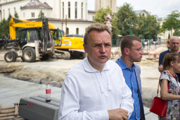 Садовий пояснив, чому зупиняли ремонтні роботи по вулиці Замарстинівській Садовий пояснив, чому зупиняли ремонтні роботи по вулиці Замарстинівській