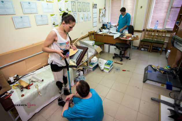 Як на львівському заводі, де з початку року не платять зарплату, виробляють надсучасні спортивні протези (фото)