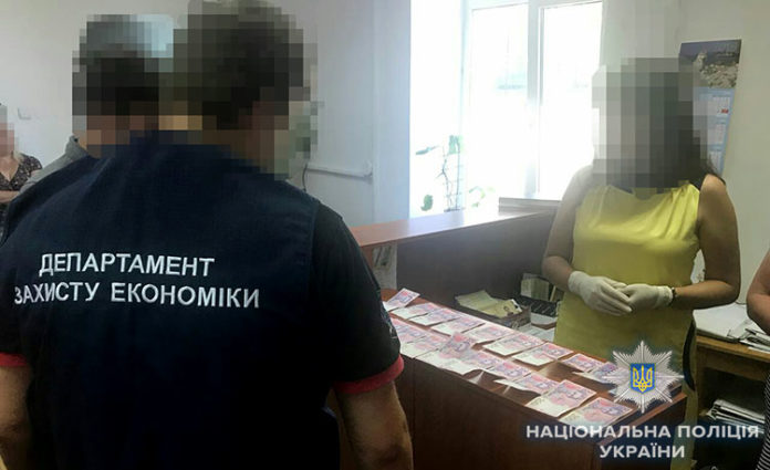 У Львові службовець міграційної служби за терміновий закордонний паспорт вимагав 10 тисяч хабара У Львові службовець міграційної служби за терміновий закордонний паспорт вимагав 10 тисяч хабара