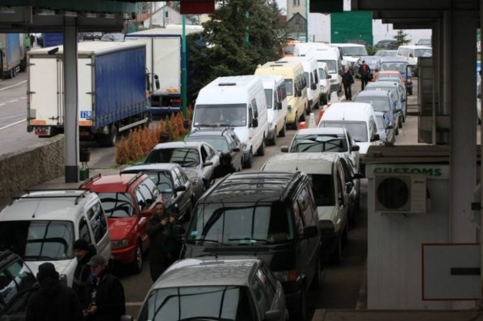 На кордоні із сусідніми державами утворилися черги На кордоні із сусідніми державами утворилися черги