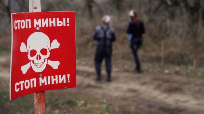 Щоб розмінувати територію Донбасу, знадобляться десятиліття, – демінери Щоб розмінувати територію Донбасу, знадобляться десятиліття, – демінери