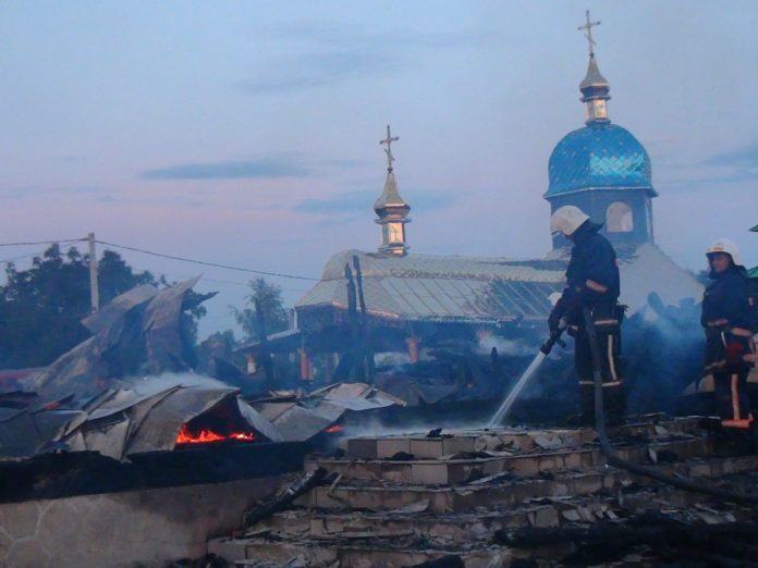На Івано-Франківщині згоріла старовинна дерев’яна церква КП (фото) На Івано-Франківщині згоріла старовинна дерев’яна церква КП (фото)