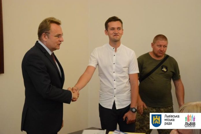 Садовий доручив преміювати працівника ЛМР, ня якого напали під час демонтажу самовільної реклами Садовий доручив преміювати працівника ЛМР, ня якого напали під час демонтажу самовільної реклами