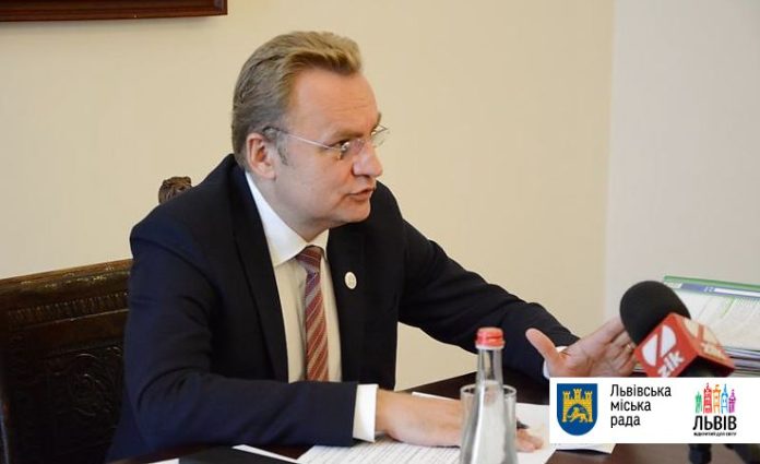 Садовий доручив вивчити ситуацію із несанкціонованими заправками у Львові Садовий доручив вивчити ситуацію із несанкціонованими заправками у Львові