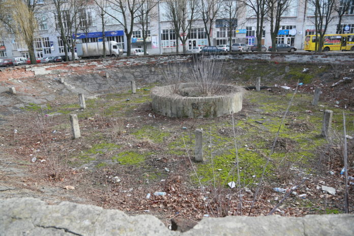 Застовпили: у Львові на місці, де планували звести екологічну заправку, самовільно встановили пам’ятний камінь