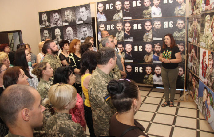 Волонтери зі Львівщини представили на Донбасі зворушливу фотовиставку про українських Героїв (фото) Волонтери зі Львівщини представили на Донбасі зворушливу фотовиставку про українських Героїв (фото)