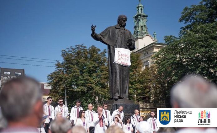 У Львові біля пам’ятника Шевченку «Просвіта» відзначала 30-річчя відновлення своєї діяльності У Львові біля пам’ятника Шевченку «Просвіта» відзначала 30-річчя відновлення своєї діяльності