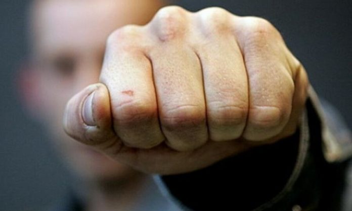 На Дніпропетровщині невідомі побили лікаря і розгромили лікарню На Дніпропетровщині невідомі побили лікаря і розгромили лікарню