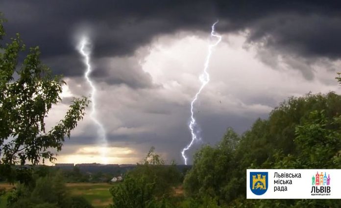 На завтра синоптики обіцяють грози, сильні пориви вітру, град На завтра синоптики обіцяють грози, сильні пориви вітру, град