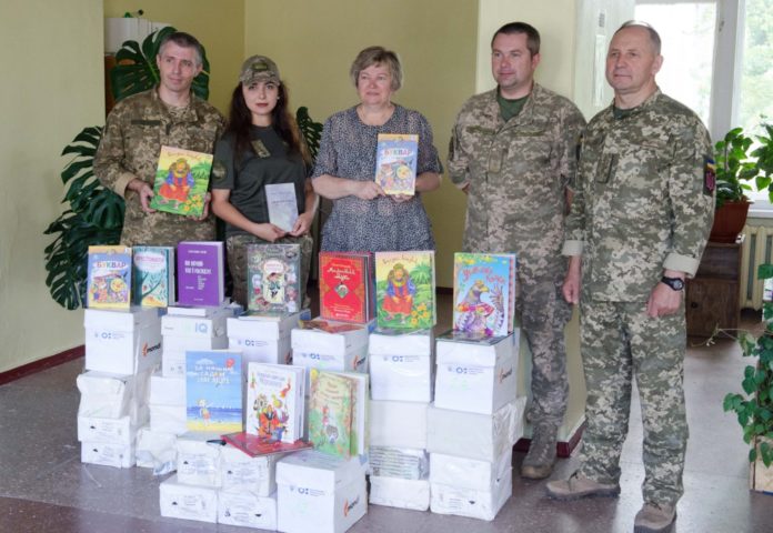 Відбулася передача сучасної україномовної літератури для дітей прифронтових шкіл Відбулася передача сучасної україномовної літератури для дітей прифронтових шкіл