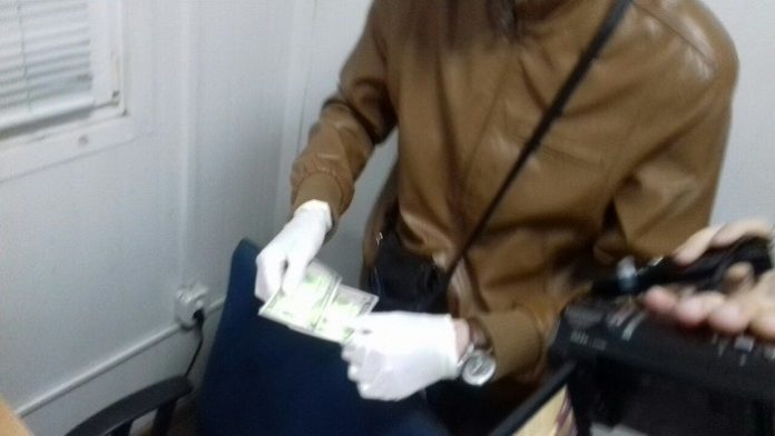 На Львівщині СБУ викрила на систематичних хабарах двох митників (фото) На Львівщині СБУ викрила на систематичних хабарах двох митників (фото)