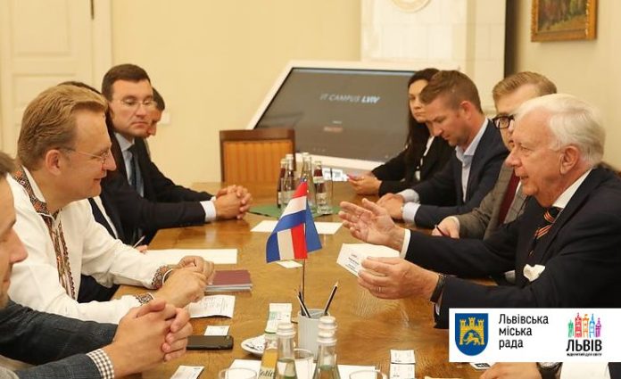 Ми готові допомогти Львову у вирішенні питання з ТПВ, – посол Нідерландів Едуард Хукс Ми готові допомогти Львову у вирішенні питання з ТПВ, – посол Нідерландів Едуард Хукс
