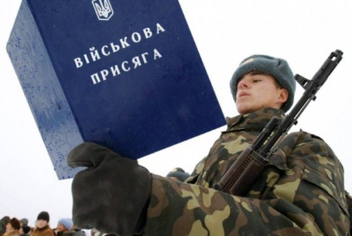 Порошенко підписав закон, який заохочує громадян до військової служби Порошенко підписав закон, який заохочує громадян до військової служби