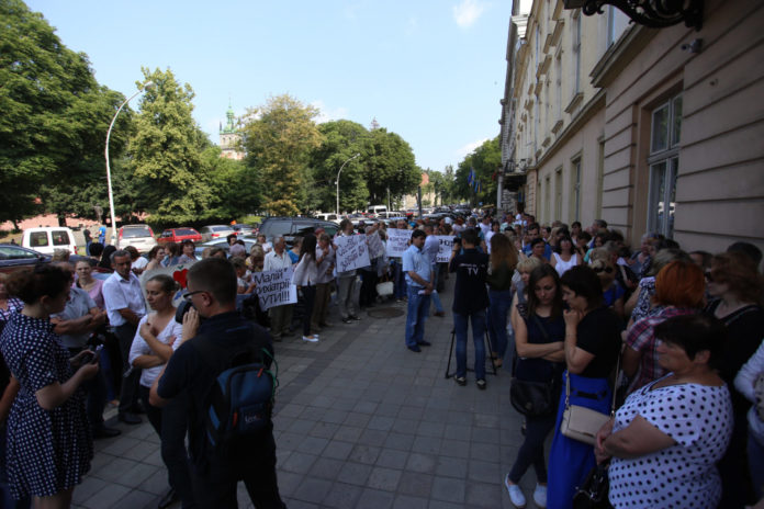 Під Львівською обласною радою відбуваються одразу три пікети (фото) Під Львівською обласною радою відбуваються одразу три пікети (фото)