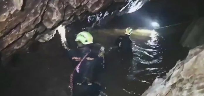 Драйвер загинув під час операції з порятунку підлітків з печери в Таїланді Драйвер загинув під час операції з порятунку підлітків з печери в Таїланді