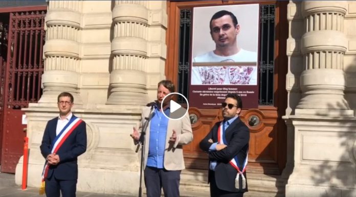 На будівлі мерії Парижа розмістили фото Олега Сенцова На будівлі мерії Парижа розмістили фото Олега Сенцова