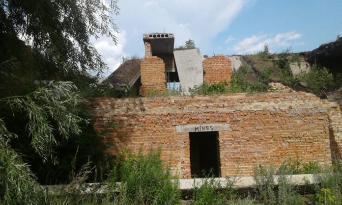 У Ніжині 3 дітей загинули через обвалення бетонної плити У Ніжині 3 дітей загинули через обвалення бетонної плити