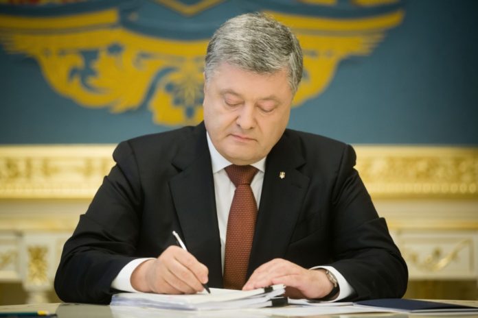 Президент підписав Закони про міжнародне правове співробітництво щодо злочинів, пов’язаних зі збиттям літака рейсу МН17 Президент підписав Закони про міжнародне правове співробітництво щодо злочинів, пов’язаних зі збиттям літака рейсу МН17