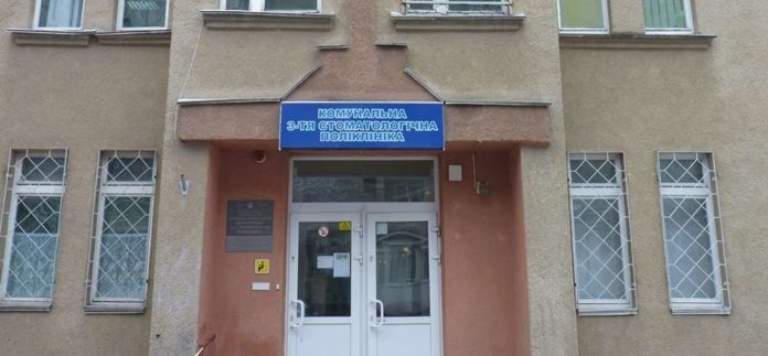 Стоматологи не випускають голову бюджетної комісії з сесійної зали Стоматологи не випускають голову бюджетної комісії з сесійної зали