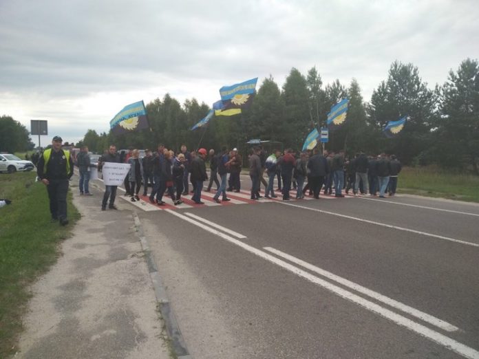 Шахтарі перекрили трасу Львів – Рава-Руська (фото) Шахтарі перекрили трасу Львів – Рава-Руська (фото)