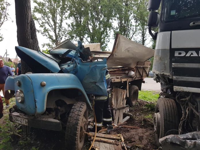 На Львівщині зіткнулися бензовоз та вантажівка (фото) На Львівщині зіткнулися бензовоз та вантажівка (фото)