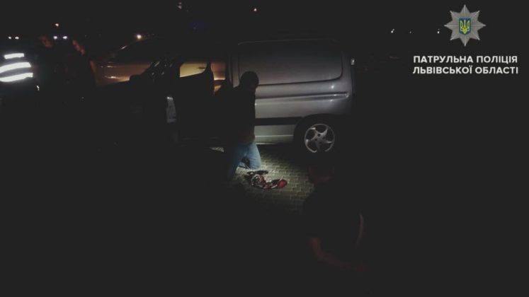 У Львові під час оформлення ДТП на патрульного з ножем напав пасажир (фото)
