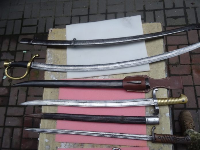 На Краківці прикордонники виявили в подорожнього старовинні шаблі та багнет-ножі (фото) На Краківці прикордонники виявили в подорожнього старовинні шаблі та багнет-ножі (фото)