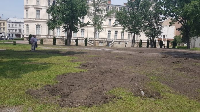 Парк за Палацом Потоцьких зрівняли із землею Парк за Палацом Потоцьких зрівняли із землею