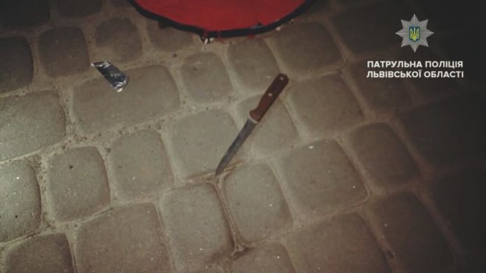 У Львові під час оформлення ДТП на патрульного з ножем напав пасажир (фото) У Львові під час оформлення ДТП на патрульного з ножем напав пасажир (фото)