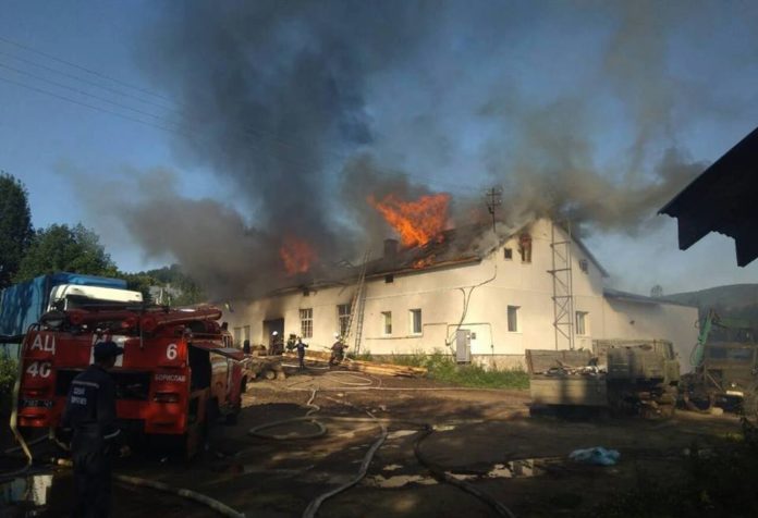 У Бориславі горіло приміщення з розпилювання деревини У Бориславі горіло приміщення з розпилювання деревини