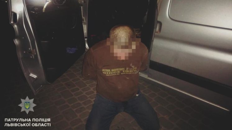У Львові під час оформлення ДТП на патрульного з ножем напав пасажир (фото)