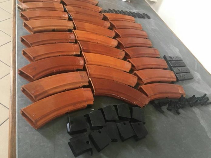Львів’яни намагались провезти через кордон 28 магазинів до автомата Калашникова (фото) Львів’яни намагались провезти через кордон 28 магазинів до автомата Калашникова (фото)