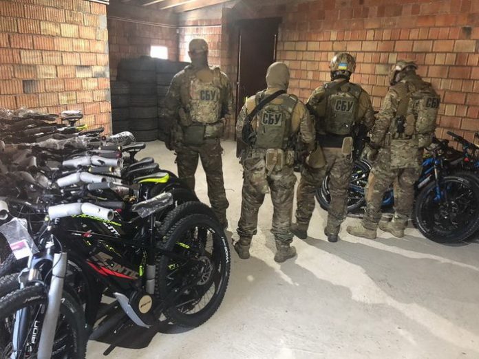 На Буковині СБУ перекрила міжнародний канал контрабанди мотоциклів і велосипедів На Буковині СБУ перекрила міжнародний канал контрабанди мотоциклів і велосипедів