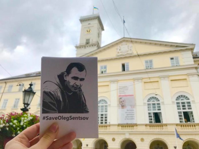 #SaveOlegSentsov: у соцмережах організували глобальну акцію на підтримку Сенцова (фото) #SaveOlegSentsov: у соцмережах організували глобальну акцію на підтримку Сенцова (фото)